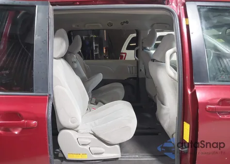 2011 Toyota Sienna Le V6 z USA, uszkodzony, nr VIN 5TDKK3DC3BS074473